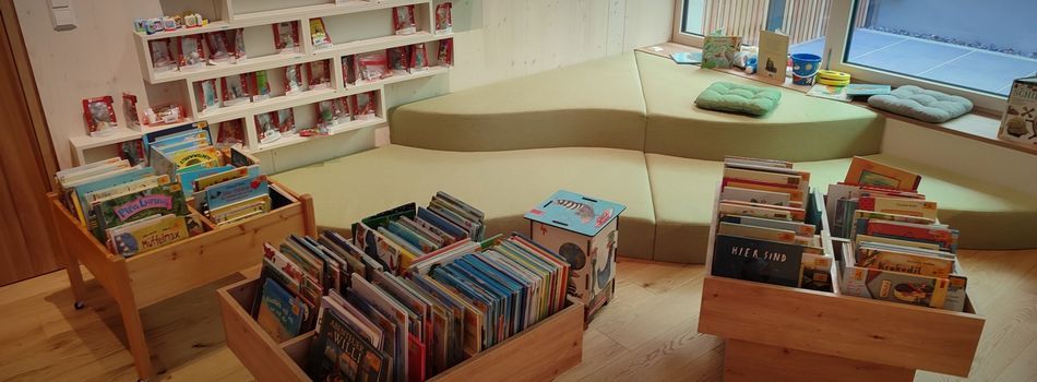 <div class=slidertitel>Kinderabteilung</div><div class=slidertext>In der gemütlichen Kinderecke gibt es jede Menge Vorlesebücher, Sachbücher für Kinder, Erstlesebücher und Kinderbuchserien. <br/>Auch Tonies und TipToiBücher können entliehen werden.</div>