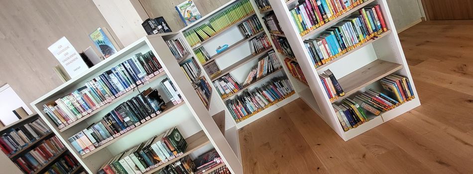 <div class=slidertitel>Jugendbücher / Fantasyromane</div><div class=slidertext>Es sind neue Bücher und Klassiker in unsererm Jugendsortment wie zB<br/>Harry Potter, Warrior Cats, Percy Jackson, Ursula Poznansky und vieles mehr.....<br/><br/></div>